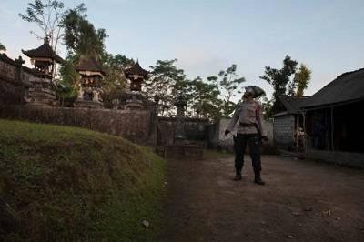 Bali: Thousands flee rumbling Mount Agung volcano