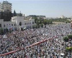 Syrian tanks storm city of Hama 