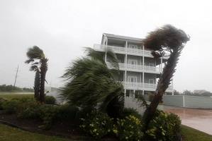 Deaths as hurricane batters US coast 