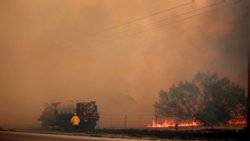 Residents flee as wildfires rage in Texas 