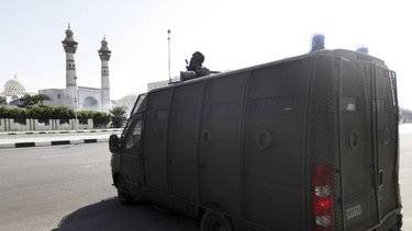 Riot police arrest students in Cairo clash 