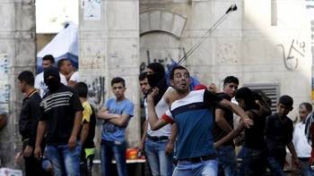 Palestinian killed and hundreds injured in West Bank