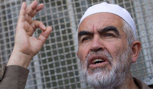 Palestinian leader Raed Salah begins hunger strike