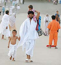 Pilgrims Move into Mina