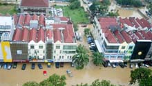 Massive floods hit 75% of Jakarta 