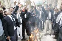 Pakistan lawyers protest against Musharraf