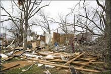 Tornado flattens town in Kansas 