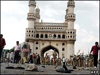 Bomb hits historic India mosque