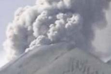 Thousands flee Indonesia volcano