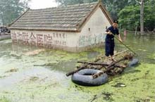 China floods take more lives, threaten river dykes