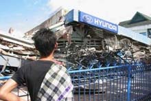 Powerful aftershocks hit Sumatra