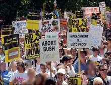 Hundreds held in US anti-war march