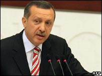  Turkish PM urges end to scarf ban