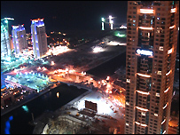 Bridge collapses in Dubai marina 