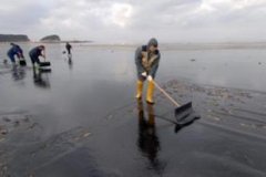 S Korea fights worst-ever oil spill   