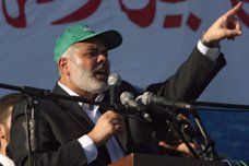 Hamas rally draws tens of thousands