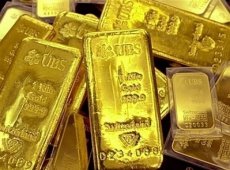  Gold hits $1,000 as dollar slides   