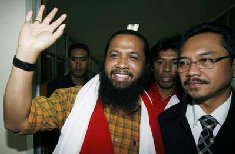 Indonesia frees militia leader   