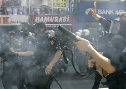 Clashes mark May Day in Turkey   