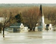 Hundreds evacuated in Maine amid record flood