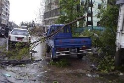 Cyclone turns Myanmar city into "war zone" 