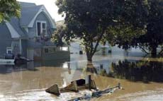 Thousands forced out by US floods 