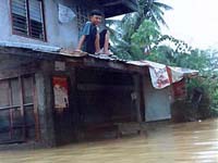 Typhoon lashes Philippine coast 