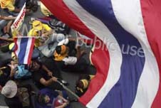 Thai police surround protesters 