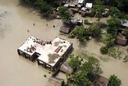 India flood victims swamp hospitals 