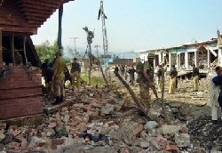 Deaths in Pakistan village raid 