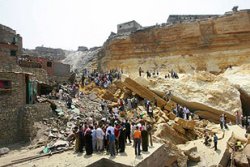 Hundreds buried in Cairo rockslide 