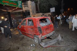 Suicide blast hits Pakistan stadium 