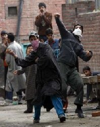 Indian troops kill Kashmiri teens protesting against election