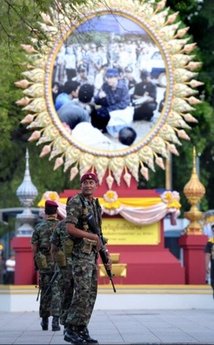 Thai protesters block parliament 