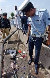 Car bomb targets Pakistan police 