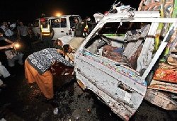 Pakistan suicide bomber kills 14