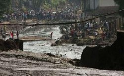 Fears grow for Jakarta dam victims 