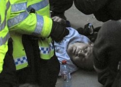 G20 protesters besiege London banks 