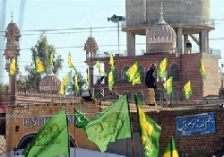 Deadly blast in Pakistani mosque 