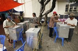 Indonesians vote for new parliament 