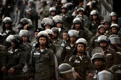 Thai troops crack down on protests 