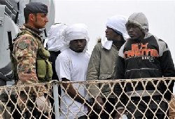 Italy takes in stranded migrants 