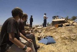 Israeli soldiers, settlers, attack peace activists near Hebron