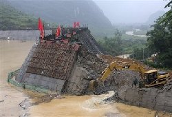 Thousands flee China floods 