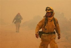 Thousands flee California wildfires 