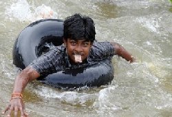 Desperation grows in India floods