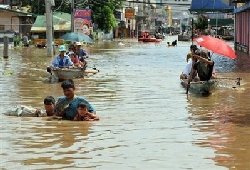 Thousands flee Philippines typhoon 