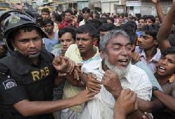 Bangladesh workers riot over pay 