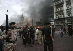 Bomber hits Karachi procession 