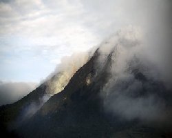 Thousands flee Indonesian volcano